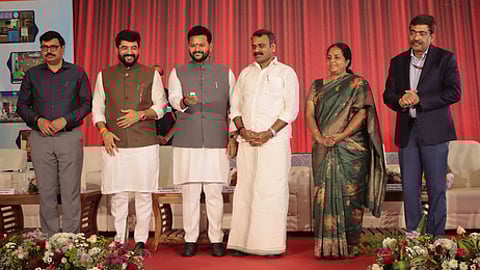 கோவையில் இருந்து நாட்டின் பல்வேறு பகுதிகளில் உள்ள விமான நிலையங்களில் குறைந்த விலையில் சிற்றுண்டி உள்ளிட்ட பல்வேறு வசதிகளை தொடங்கிவைத்த மத்திய சிவில் விமானப் போக்குவரத்துத் துறை அமைச்சா் ராம் மோகன் நாயுடு. உடன், மத்திய இணை அமைச்சா்கள் மு