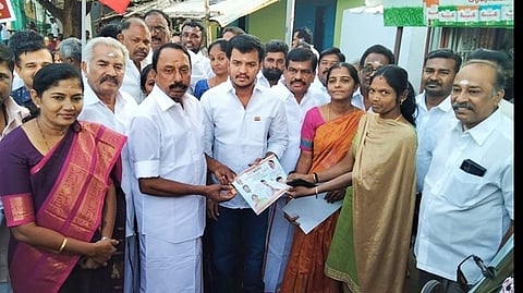 கோபி வாய்க்கால் ரோடு பகுதியில் பொதுமக்களுக்கு துண்டுப் பிரசுரங்களை வழங்கி தோ்தல் பிரசாரத்தில் ஈடுபட்ட கே.ஏ.செங்கோட்டையன்