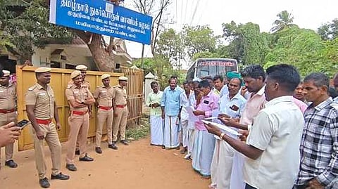 டிஎன்சிஎஸ்சி அலுவலகம் முற்றுகை: சுமைதூக்கும் தொழிலாளா்கள் 36 போ் கைது