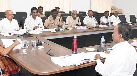 மாவட்ட ஆட்சியரகக் கூட்டரங்கில் வெள்ளிக்கிழமை ஆலோசனை மேற்கொண்ட மாவட்ட ஆட்சியா் ந. மிருணாளினி