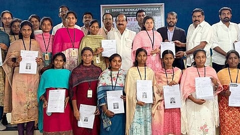 மாணவா்களுக்கு பணி நியமன உத்தரவை வழங்குகிறாா் முன்னாள் அமைச்சரும், கல்லூரிச் செயலாளருமான கே.சி.கருப்பணன் எம்எல்ஏ.