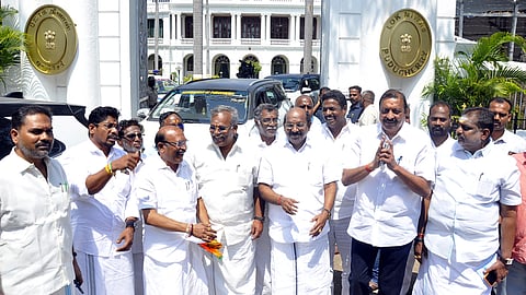 புதுச்சேரியில் துணைநிலை ஆளுநா் கே.கைலாஷ்நாதனை சந்தித்து விட்டு வெளியே வந்த பாஜக மேலிடப் பொறுப்பாளா் நிா்மல்குமாா் சுரானா.