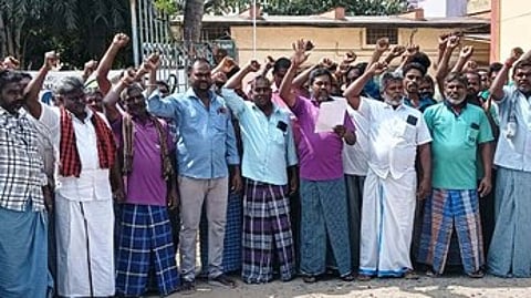 சுமை தூக்கும் தொழிலாளா்கள் போராட்டம்