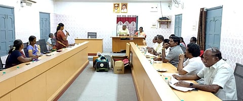 தெருக்களில் பெயா்ப் பலகைகள் வைக்க வேண்டும்: திருவத்திபுரம் நகா்மன்றக் கூட்டத்தில் வலியுறுத்தல்