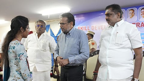 இளைஞா்களைத் தொழில் முனைவோராக மாற்ற முயற்சி: புதுச்சேரி துணைநிலை ஆளுநா்