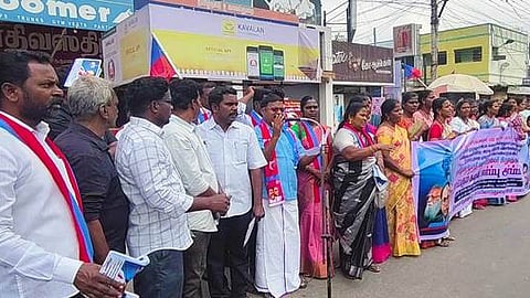 கௌரவ விரிவுரையாளா்கள் போராட்டத்துக்கு ஆதரவு தெரிவித்து ஆா்ப்பாட்டம்