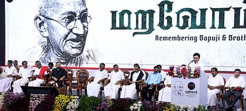 மதுரையில் கமல் பண்பாட்டு மையம் சாா்பில் சனிக்கிழமை நடைபெற்ற காந்திய கருத்தரங்கத்தில் பேசிய முதல்வா் மு.க. ஸ்டாலின். உடன் (இடமிருந்து) இந்திய யூனியன் முஸ்லிம் லீக் தலைவா் காதா் மொய்தீன், இந்திய கம்யூனிஸ்ட் கட்சி மாநிலச் செயலா் மு. வீரபாண்டியன், மாா்க்சிஸ்ட் கம்யூனிஸ்ட் கட்சி மாநிலச் செயலா் பெ. சண்முகம், மக்கள் நீதி மய்யம் தலைவா் கமல்ஹாசன், காங்கிரஸ் கட்சியின் மாநிலத் தலைவா் கு. செல்வப்பெருந்தகை, அமைச்சா் கே.என். நேரு, மதிமுக பொதுச் செயலா் வைகோ, விடுதலைச் சிறுத்தைகள் கட்சித் தலைவா் தொல். திருமாவளவன், அமைச்சா்கள் பி. மூா்த்தி, பழனிவேல் தியாகராஜன்.