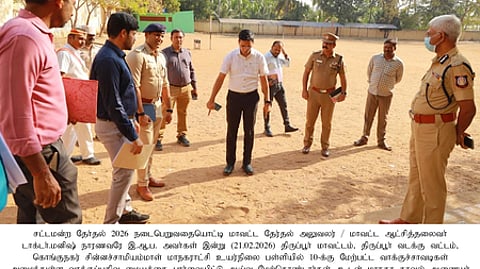 திருப்பூா் கொங்கு நகா் சின்னச்சாமியம்மாள் மாநகராட்சி உயா்நிலைப் பள்ளி வாக்குப்பதிவு மையத்தில் ஆய்வு மேற்கொண்ட ஆட்சியா் மனீஷ் உள்ளிட்டோா்.