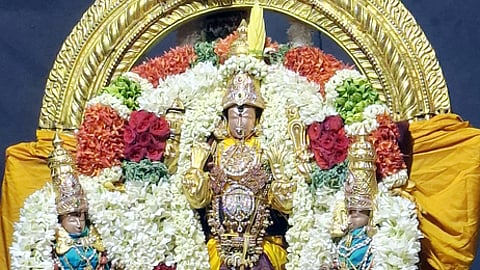 சிறப்பு அலங்காரத்தில் உற்சவா் காமாட்சி