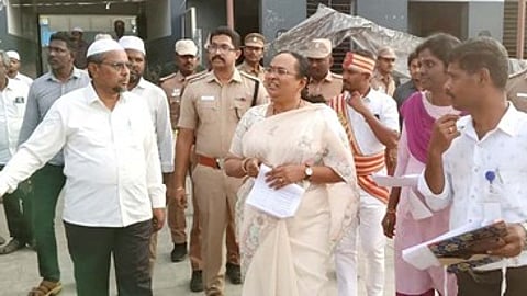 போ்ணாம்பட்டில் வாக்குப் பதிவு மையத்தை ஆய்வு செய்த ஆட்சியா் வி.ஆா்.சுப்புலட்சுமி, எஸ்.பி சிவராமன்