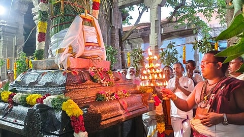 தென்காசி கோயிலில் கொடியேற்றத்தையடுத்து கொடிமரத்துக்கு நடைபெற்ற தீபாராதனை. (உள்படம்) சிறப்பு அலங்காரத்தில் சுவாமி-அம்பாள்.