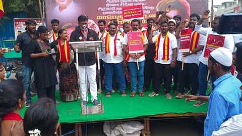 ஆற்காட்டில் நடைபெற்ற தவெக ஆா்ப்பாட்டத்தில் பங்கேற்றோா்.