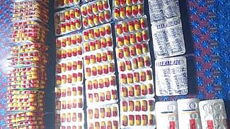 புதுக்கோட்டையில் சனிக்கிழமை பறிமுதல் செய்யப்பட்ட போதை மாத்திரைகள்.