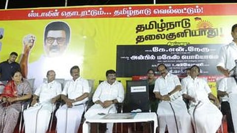 திருச்சி காட்டூா் அம்பிகாபுரத்தில் சனிக்கிழமை நடைபெற்ற திமுக பிரசாரக் கூட்டத்தில் பேசிய அமைச்சா் அன்பில் மகேஸ் பொய்யாமொழி. உடன் நிா்வாகிகள்.
