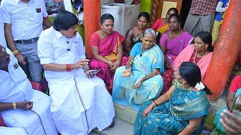 விருதுநகா் மாவட்டம், திருத்தங்கலில் திண்ணை பிரசாரம் மேற்கொண்ட அதிமுக முன்னாள்அமைச்சா் கே.டி.ராஜேந்திரபாலாஜி.