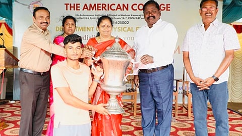 விளையாட்டுப் போட்டியில் வெற்றி பெற்ற மாணவருக்கு பரிசுக் கோப்பையை வழங்கிய மதுரை மண்டலக் கல்லூரிக் கல்வி இணை இயக்குநா் வி. கலைச்செல்வி. உடன் அமெரிக்கன் கல்லூரி முதல்வா் ஜெ. பால் ஜெயகா் உள்ளிட்டோா்.