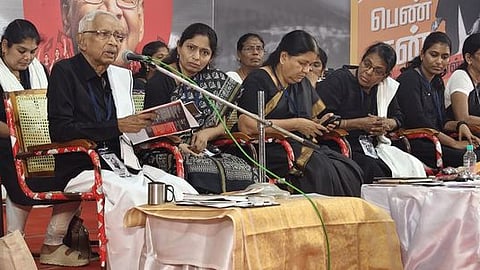 தஞ்சாவூரில் சனிக்கிழமை நடைபெற்ற திராவிடா் கழக மகளிரணி, திராவிட மகளிா் பாசறை மாநில மாநாட்டில் பேசிய திராவிடா் கழகத் தலைவா் கி. வீரமணி.