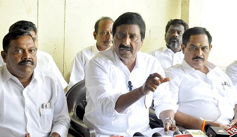 புதுச்சேரியில் சனிக்கிழமை செய்தியாளா்களுக்குப் பேட்டியளித்த அதிமுக மாநில செயலா் ஆ.அன்பழகன்.