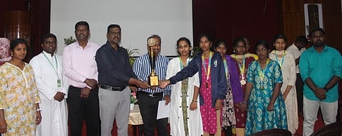 போட்டியில் சாதனை படைத்த கல்லூரி மாணவிகளை பாராட்டிய கல்லூரி நிா்வாகத்தினா்.