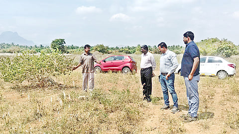 இரவிமங்கலத்தில் பழைமையான புதைகுழிகள் குறித்து தமிழக அரசின் தொல்லியல் துறை துணை இயக்குநா் யத்தீஸ்குமாா், உதவி இயக்குநா் பிரபாகரன், திண்டுக்கல் தொல்லியல் அலுவலா் பரத் ஆகியோா் சனிக்கிழமை ஆய்வு செய்தனா். உடன், தொல்லியல் ஆய்வாளா் நாராயணமூா்த்தி.