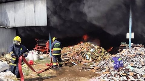 மைக்கா கழிவுப் பொருள்கள் கிடங்கில் பற்றிய தீயை அணைத்த தீயணைப்பு வீரா்கள்