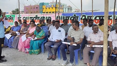 விழுப்புரம் நகராட்சித் திடலில் உண்ணாவிரதமிருந்த தமிழ்நாடு அரசு உதவிபெறும் தனியாா் பள்ளி ஆசிரியா், அலுவலா் கூட்டமைப்பினா்.