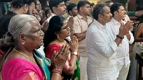 நாமக்கல் ஆஞ்சனேயா் கோயிலில் சனிக்கிழமை குடும்பத்தினருடன் சுவாமி தரிசனம் செய்த மத்திய இணை அமைச்சா் எல். முருகன்.