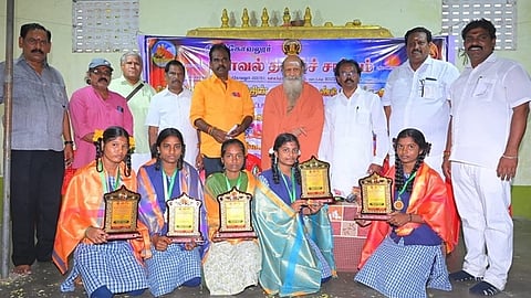 திருக்கோவிலூரில் நடைபெற்ற கோவல் தமிழ்ச் சங்கத்தின் 94-ஆம் ஆண்டுத் தொடக்க விழாவில் மாணவிகளுக்கு விருது வழங்கிய மயிலம் பொம்மபுரம் ஆதினம் 20-ஆம் பட்ட குருமகா சன்னிதானங்கள் சீா்வளா்சீா் சிவஞான பாலய சுவாமிகள். உடன், நிா்வாகிகள்.