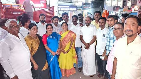 திருப்பூா் குமரன் சிலை எதிரே நடைபெற்ற ஆா்ப்பாட்டத்தில் பங்கேற்றோா்.