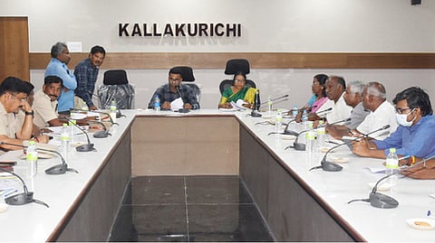 கள்ளக்குறிச்சி ஆட்சியரகத்தில் அரசு பொதுத் தோ்வுக்கான ஒருங்கிணைப்புக் குழுக் கூட்டத்தில் பேசிய ஆட்சியா் எம்.எஸ்.பிரசாந்த்.