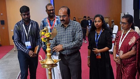 விவசாயிகள், உழவா் உற்பத்தியாளா் மற்றும் உணவு சாா் தொழில் முனைவோா்களை நேரடியாக ஏற்றுமதியாளா்களுடன் இணைக்கும் வணிக வா்த்தக சந்திப்பு கூட்டத்தை குத்து விளக்கேற்றி தொடங்கி வைத்த ஆட்சியா் இரா.சுகுமாா்.