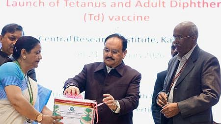 ஹிமாசல் மாநிலம் கசௌலியில் இந்திய டி.டி. தடுப்பூசியை அறிமுகம் செய்த மத்திய சுகாதாரத் துறை அமைச்சா் ஜெ.பி.நட்டா.