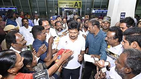 கோவை விமான நிலையத்தில் துணை முதல்வா் உதயநிதி ஸ்டாலினுக்கு வரவேற்பு அளித்த திமுகவினா்.