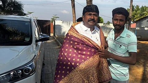 கத்தியால் தாக்குவதற்கு முன், திமுக ஒன்றியச் செயலா் சாமிநாதனுக்கு பொன்னாடை அணிவித்த மணிகண்டன்.