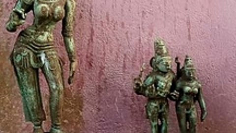 புஷ்பவனம் கிராமத்தில் பள்ளம் தோண்டிய போது கிடைத்த சுவாமி சிலைகள்.