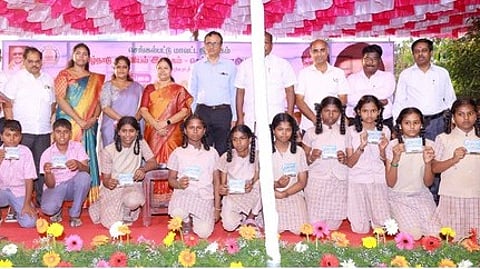 மாணவ, மாணவிகளுக்கு பரிசளித்த எம்எல்ஏ வரலட்சுமி மதுசூதனன். உடன் சாா் ஆட்சியா் எஸ். மாலதி ஹெலன் உள்ளிட்டோா்.