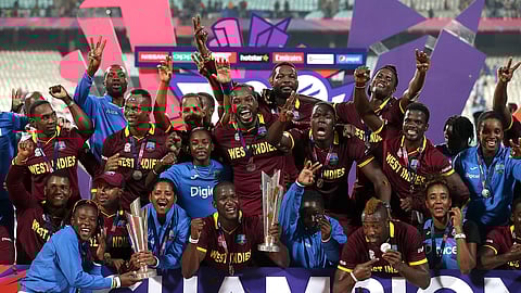 ஒரே நாளில் கோப்பை வென்ற மகிழ்ச்சியில் மேற்கிந்தியத் தீவுகள் அணியின் ஆடவர் மற்றும் மகளிர்.