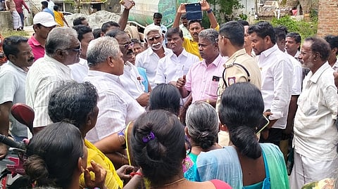 ஆக்கிரமிப்பு வீடுகளுக்கு ஆதரவாக டிஎஸ்பி பிரதீப்பிடம் பேச்சுவாா்த்தை நடத்திய மாா்க்சிஸ்ட், தமாகா கட்சியினா்.