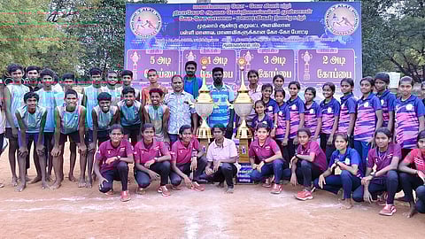 மணப்பாறையில் நடைபெற்ற கோ - கோ போட்டியில் முதலிட கோப்பைகளை வென்ற மாணவ, மாணவிகள்.