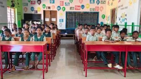 கூடலூா் பகுதியில் பழங்குடியின மாணவா்களுக்கு வழங்கப்பட்ட டெஸ்க், பெஞ்சுகள்.