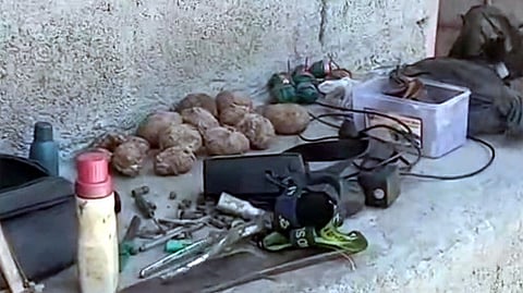 பறிமுதல் செய்யப்பட்ட நாட்டுத் துப்பாக்கிகள், குண்டுகள்