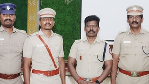 புகையிலை பொருட்களை கடத்திய குற்றவாளிகளை கைது செய்த வேளாங்கண்ணி போலீஸாரை பாராட்டிய நாகை மாவட்ட காவல் கண்காணிப்பாளா் கே.எஸ். பாலகிருஷ்ணன்.