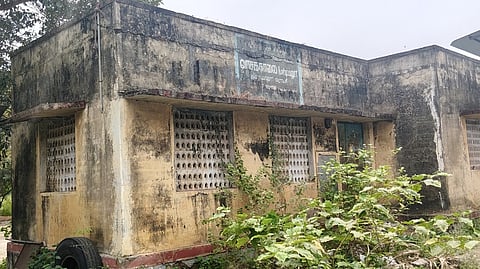 மாடியனூரில் பழுதடைந்து காணப்படும் நூலக கட்டடம்.