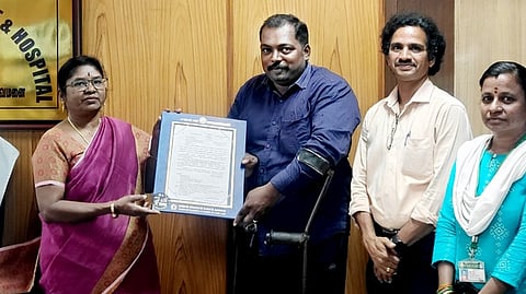 அரசுப்பணி ஆணையை வேலூா் அரசு மருத்துவக் கல்லூரி முதல்வா் மு.ரோகிணி தேவியிடம் காண்பித்து வாழ்த்துப் பெற்ற விளையாட்டு வீரா் வே.பிரகாஷ்.