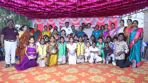 திருச்சி இனாம்பெரியநாகி சத்திரம் அரசு உயா்நிலைப் பள்ளியில் சனிக்கிழமை நடைபெற்ற ஆண்டு விழாவில் பரிசுகள் பெற்ற மாணவா்களுடன் பள்ளி ஆசிரியா்கள், சிறப்பு விருந்தினா்கள்.