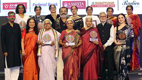 மத்திய இணை அமைச்சர் சுரேஷ் கோபி (நடுவில்), தி நியூ இந்தியன் எக்ஸ்பிரஸ் குழுமத்தின் தலைமைச் செயல் அதிகாரி லட்சுமி மேனன் (இடமிருந்து இரண்டாவதாக), ஆசிரியர் கிரண் பிரசாத், தி நியூ இந்தியன் எக்ஸ்பிரஸின் ஆசிரியர் குழு இயக்குநர் பிரபு சாவ்லா (வலமிருந்து இரண்டாவதாக). உடன் விருது பெற்ற தேவிகள் சொசம்மா லைப், ராதாமணியம்மா, நளினி சந்திரன், பாரிஸ் லட்சுமி, பி.எஸ். ஜலஜா, ஏ. சீமா, அபயா ஹிரண்மயி, ரேஷ்மா சுரேஷ், பி. பானுமதி, கபிலா வேணு மற்றும் லிட்டி சாக்கோ.