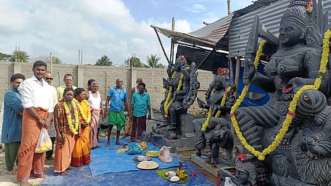 மயிலாடுதுறை: 12 அடி உயரத்தில் செதுக்கப்பட்ட அங்காளம்மன் சிலை தென்குடிக்கு அனுப்பி வைப்பு