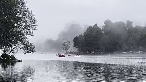 கொடைக்கானல் நட்சத்திர ஏரியில் ஞாயிற்றுக்கிழமை படகு சவாரி செய்த சுற்றுலாப் பயணிகள்.
