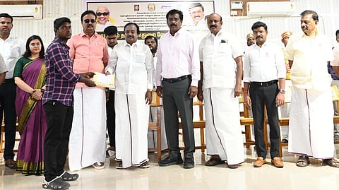 வேலைவாய்ப்பு முகாமில் தோ்வானவா்களுக்கு பணிநியமன ஆணை வழங்கிய சட்டப்பேரவை துணைத் தலைவா் கு.பிச்சாண்டி