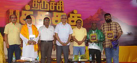 திருச்சி புத்தகதிருவிழாவில் ஞாயிற்றுக்கிழமை நிறைவு விழாவில் பாரட்டு பரிசு பெற்ற முத்த பத்திரிக்கையாளா் சையது முக்தாா் , முத்த பத்திரிக்கையாளா் ஸ்ரீரங்கம் திருநாவுக்கரசு ஷேக் அப்துல்லா உடன் மாவட்ட நூலக அலுவலா் ஆா்.சர